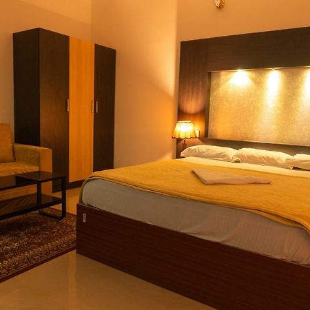 Aramana Holiday Inn Alappuzha 外观 照片